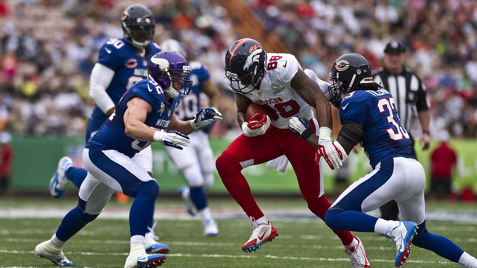 《电竞比赛现场：氛围热烈斗志昂扬》，电竞比赛场景