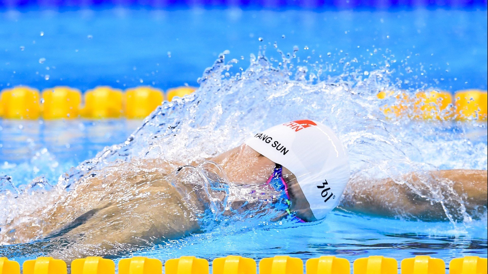 米兰体育官方下载-明星运动员：赛场边的微笑故事，运动场上的明星